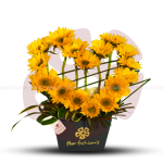 Arreglo floral grande con girasoles en forma de corazón y rosas en la parte de adentro