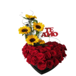 Un corazón de rosas rojas con girasoles